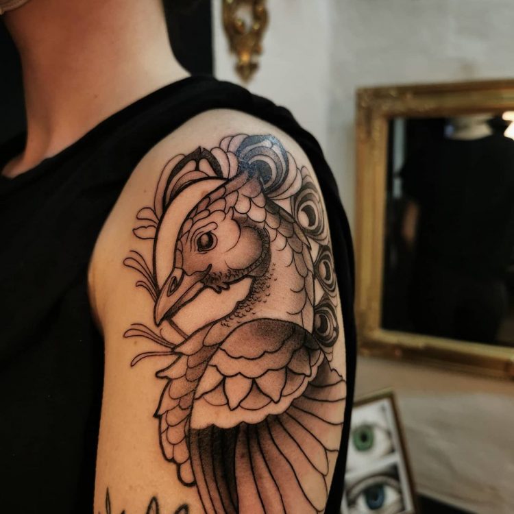 Tattoo Koblenz filigraner Vogel Oberarm von tattoojoubini.