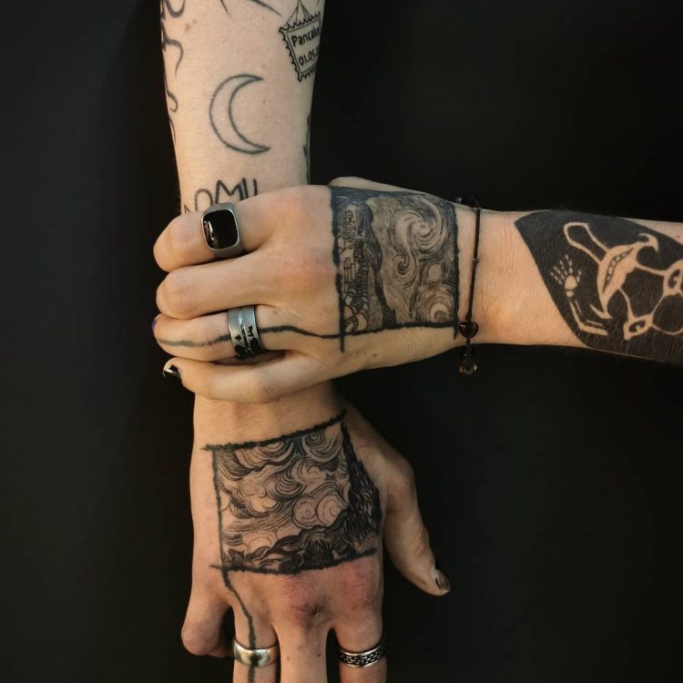 Abstrakte Tattookunst auf den Händen.